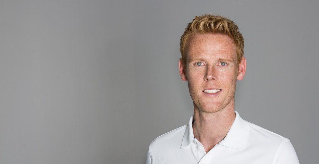 Beachvolleyball Olympiasieger und Moderator Jonas Reckermann im weißen Poloshirt